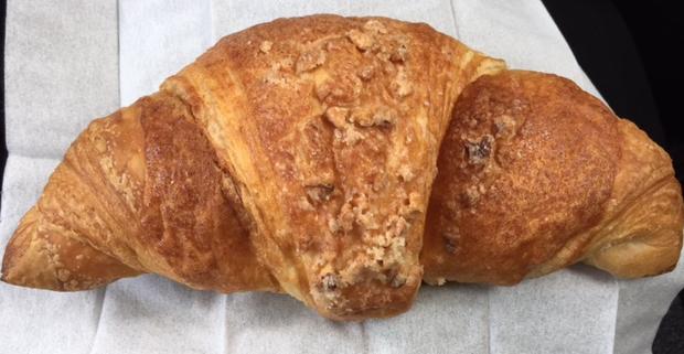 セブンイレブンのアーモンドクロワッサンを食べてみた「シンプルな味」【感想・カロリー】